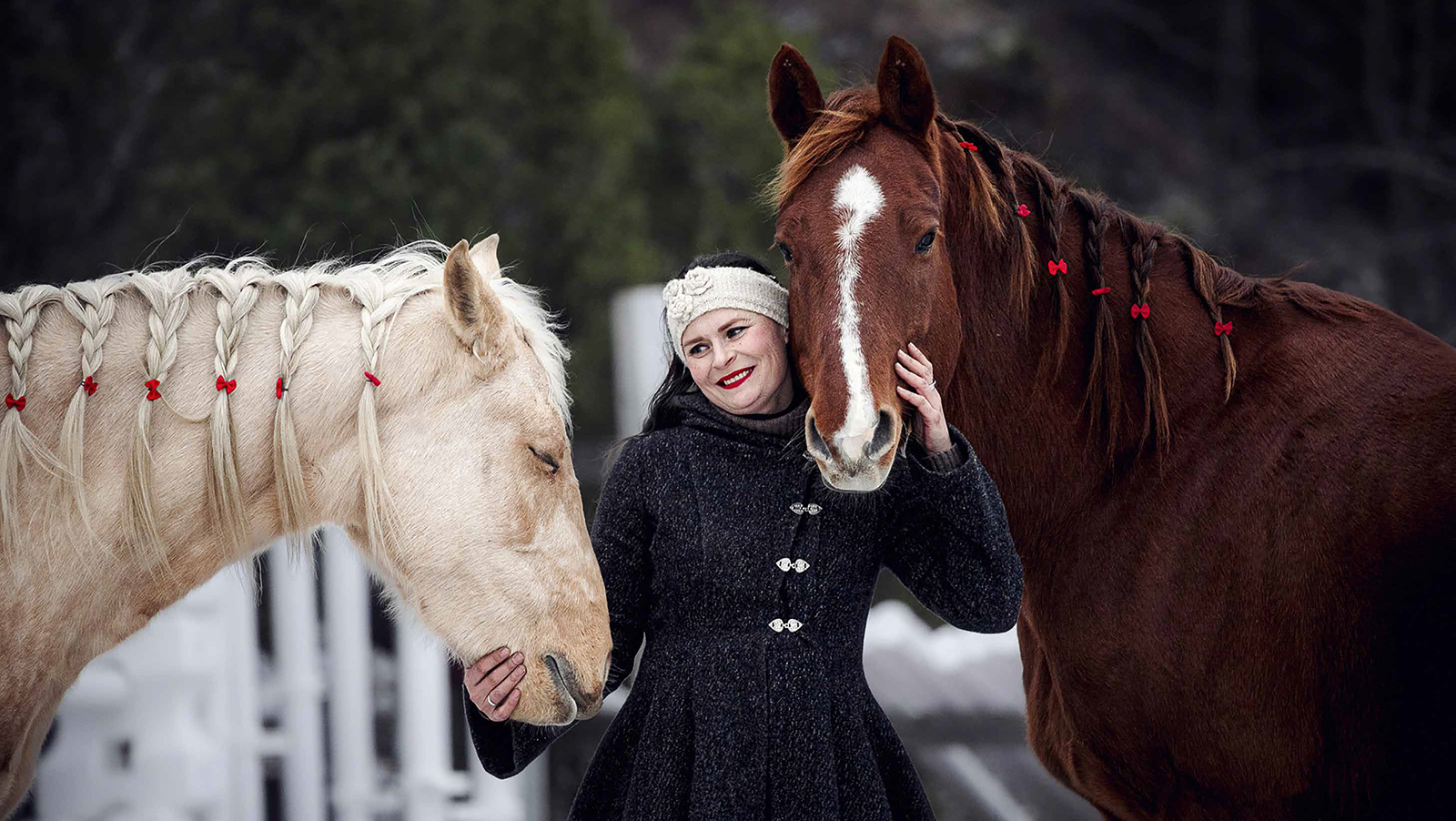 nainen kahden hevosen kanssa