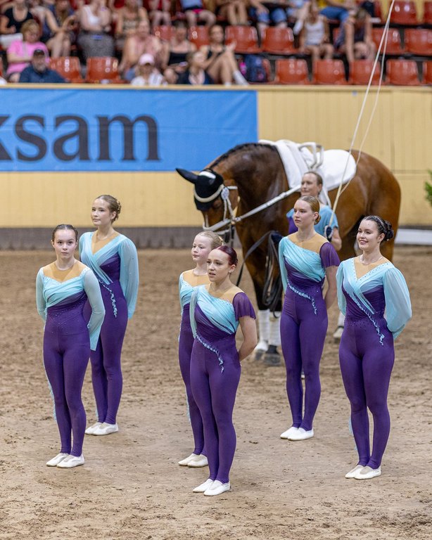 naisjoukkue ja hevonen